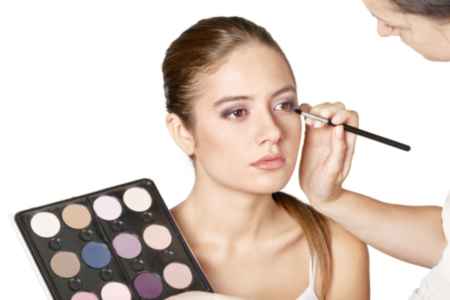 Gelaatsbehandeling https://www.biokapper.be/RepositoryFiles/Algemeen/Kapsalon/aanbrengen-make-up.jpg